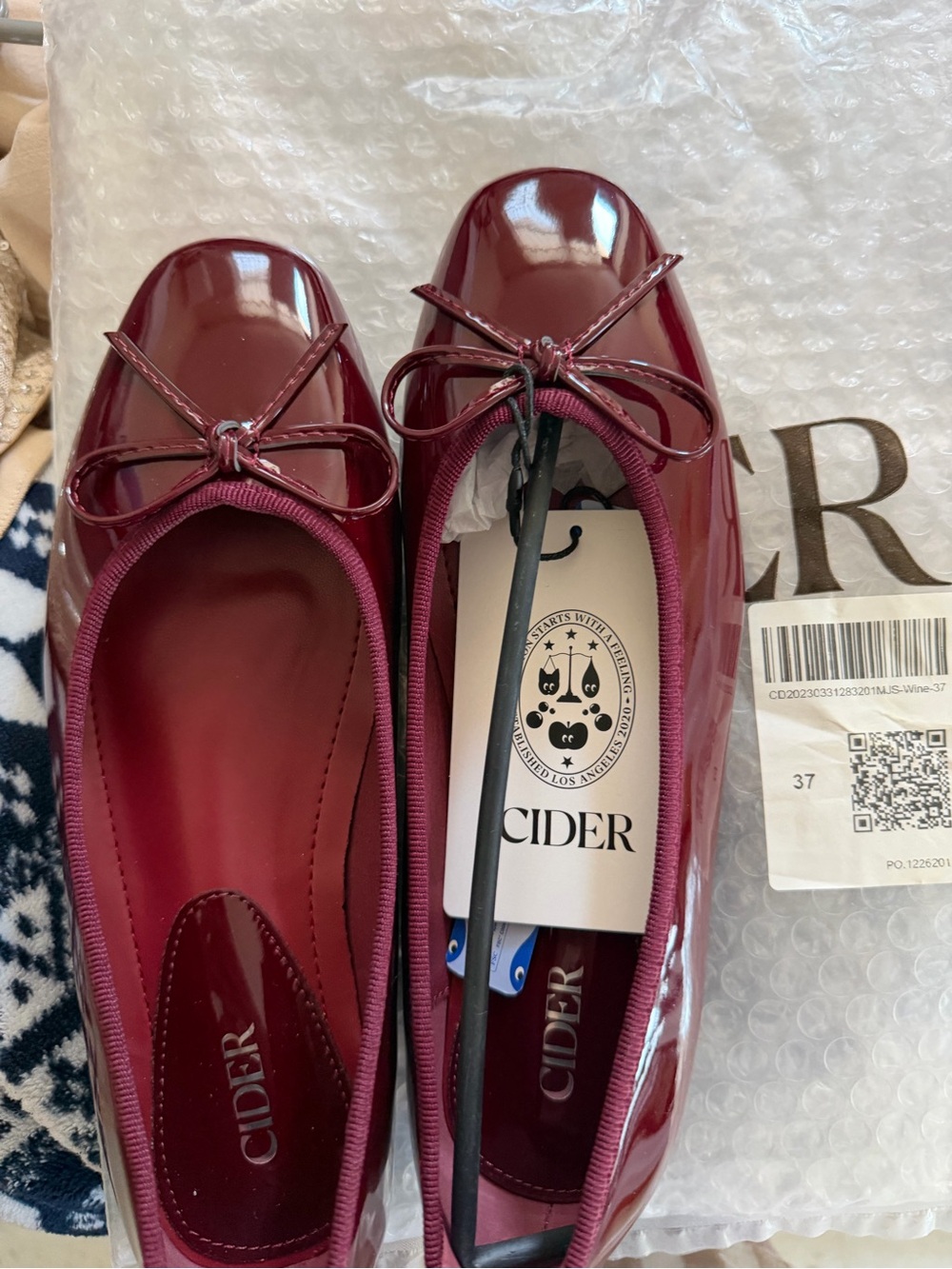 Cider Women's Glossy Wine Red Patent Ballet Flats - Picture 3 of 5